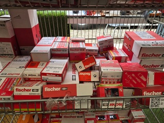 Schroeven En Pluggen Ca 50 Dozen Fischer, Partij